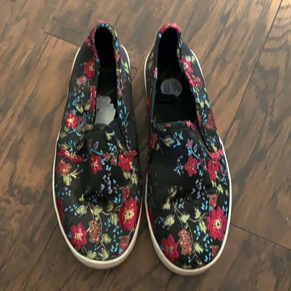 Report size 8.5 black floral slip ons
